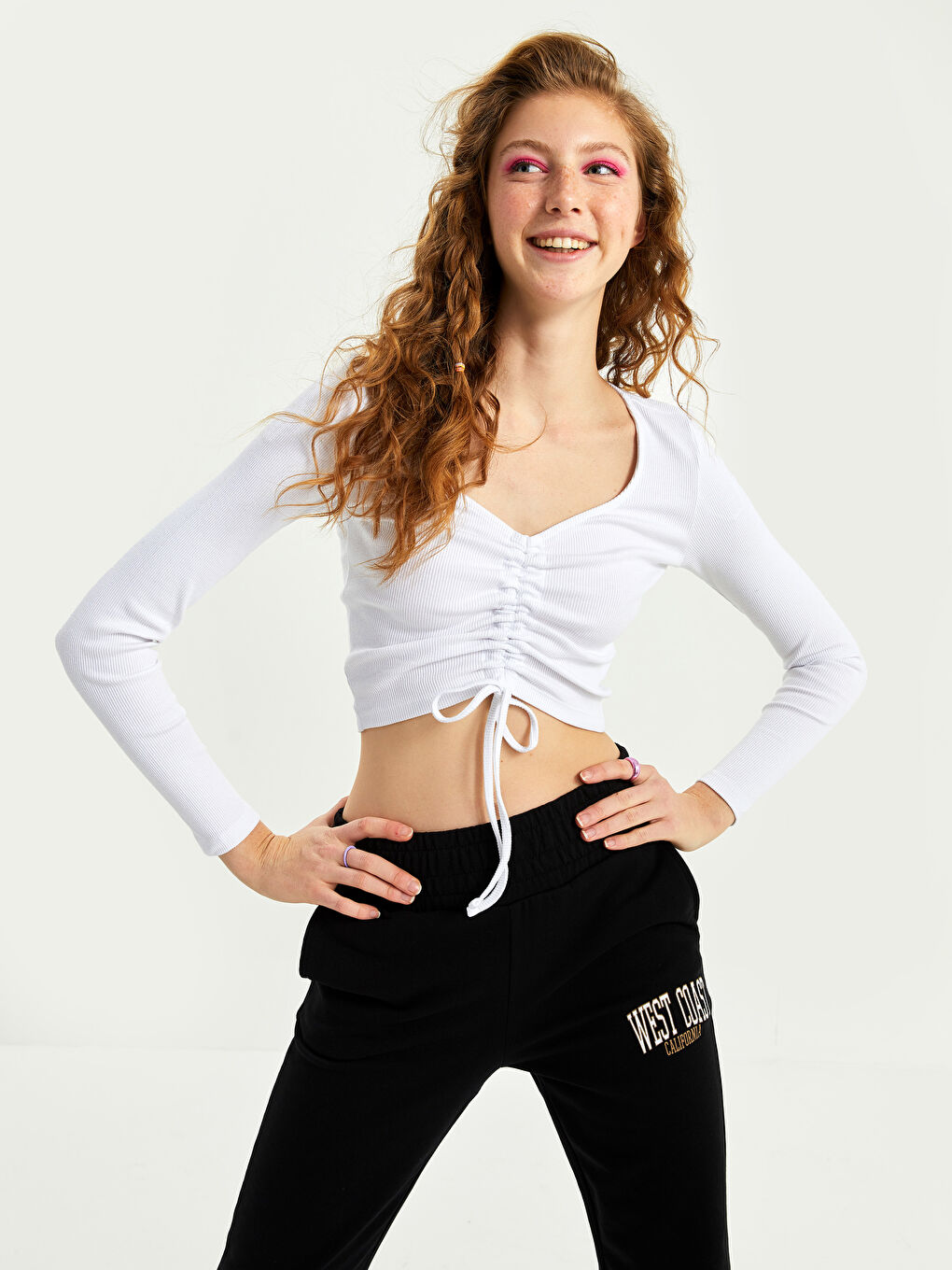 Beyaz V Yaka Büzgü Detaylı Uzun Kollu Kadın Crop-1