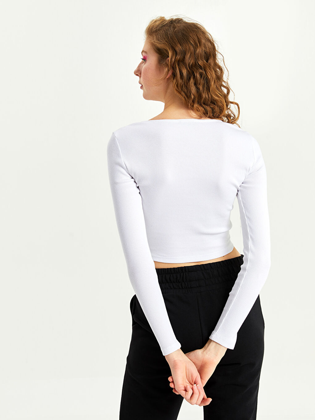 Beyaz V Yaka Büzgü Detaylı Uzun Kollu Kadın Crop-4