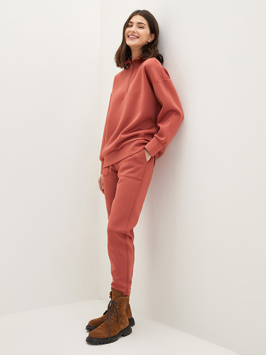 Elastic Waist Plain Pocket Detailed Diving Fabric Women's Sweatpants-2