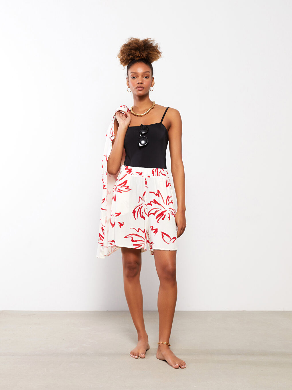 Ekru Beli Lastikli Çiçekli Poplin Kadın Deniz Şortu