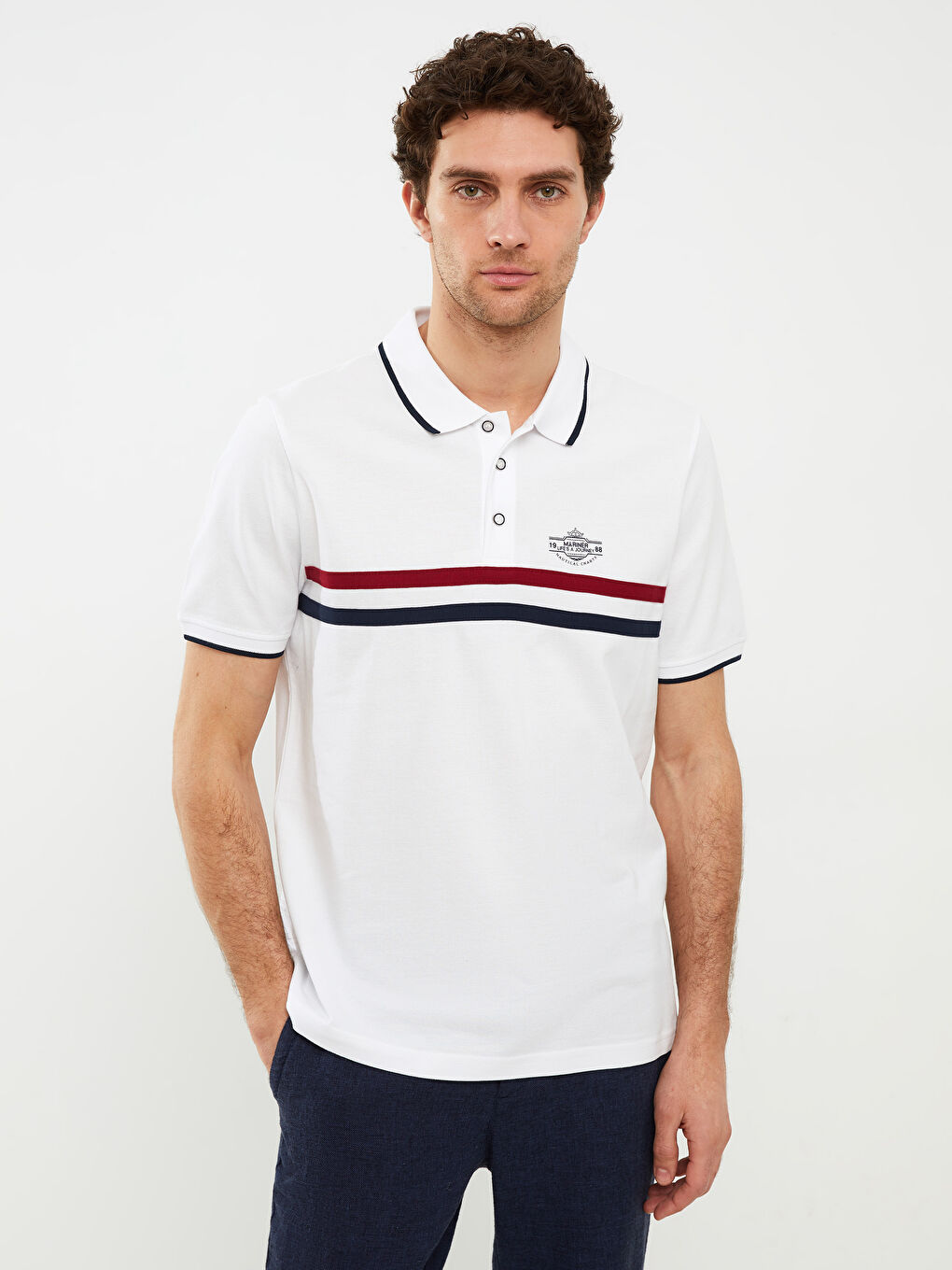 Ерлерге арналған жолақты пике қысқа жең поло жағалы футболка