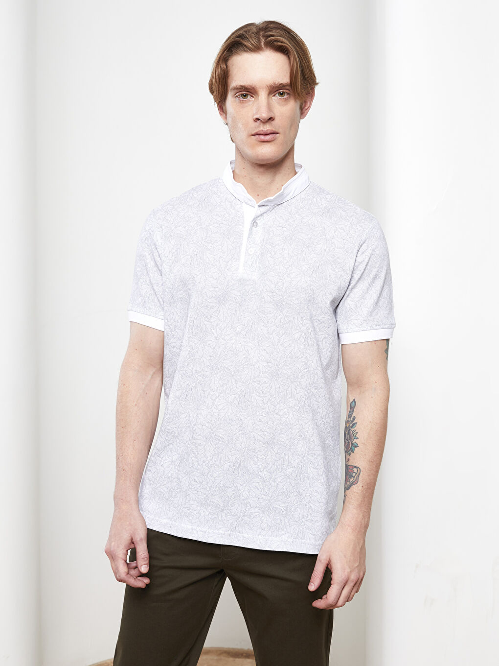 Beyaz Hakim Yaka Kısa Kollu Desenli Erkek Tişört