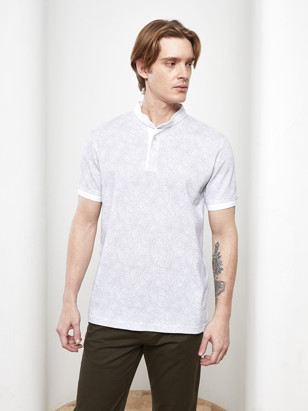 Beyaz Hakim Yaka Kısa Kollu Desenli Erkek Tişört-1