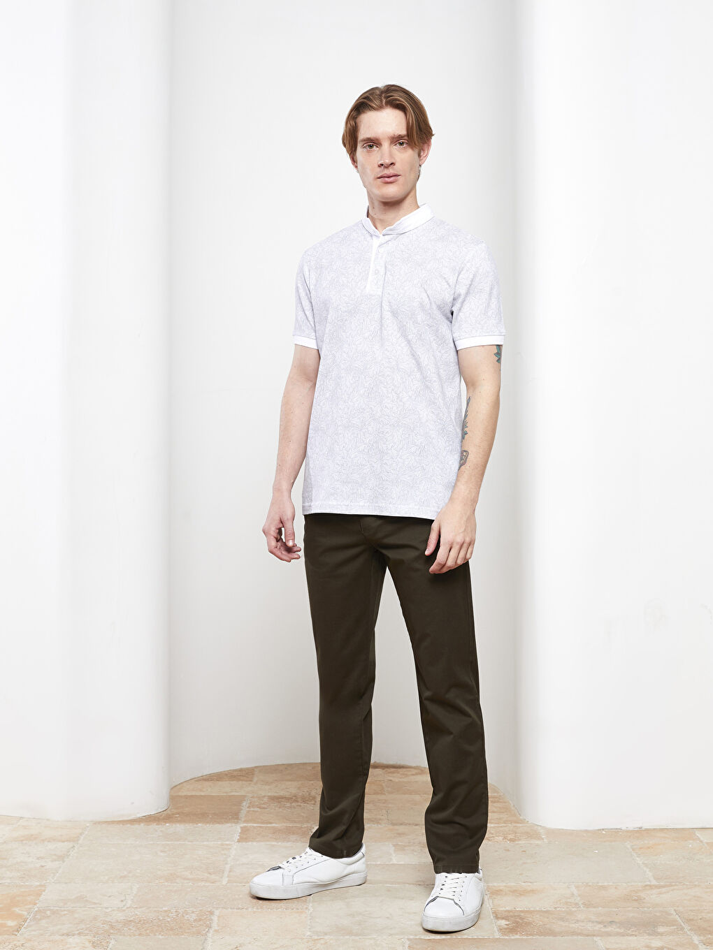 Beyaz Hakim Yaka Kısa Kollu Desenli Erkek Tişört-2