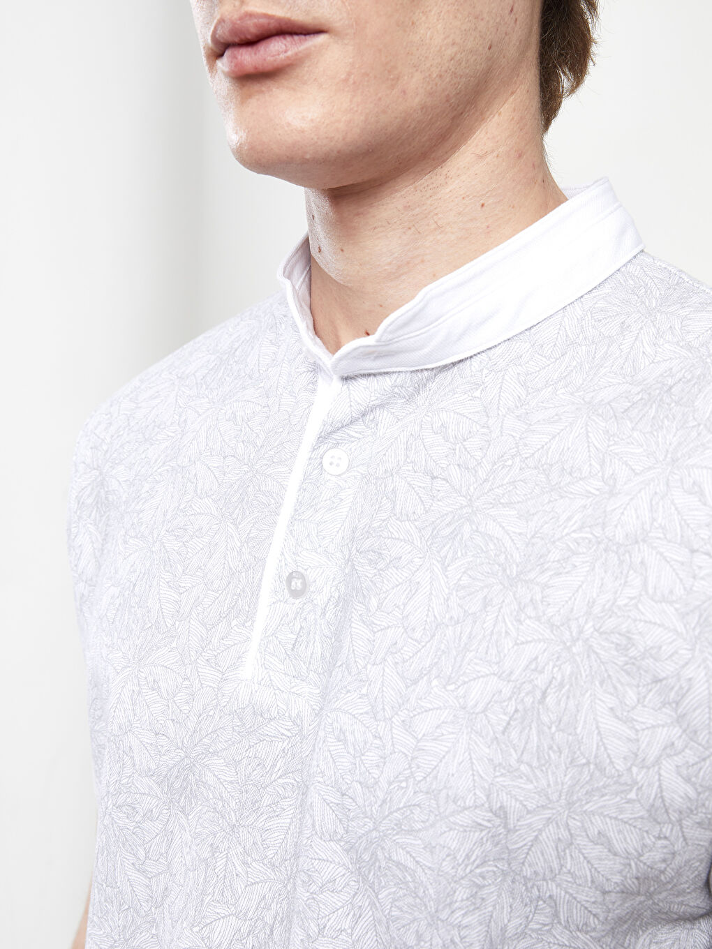 Beyaz Hakim Yaka Kısa Kollu Desenli Erkek Tişört-3