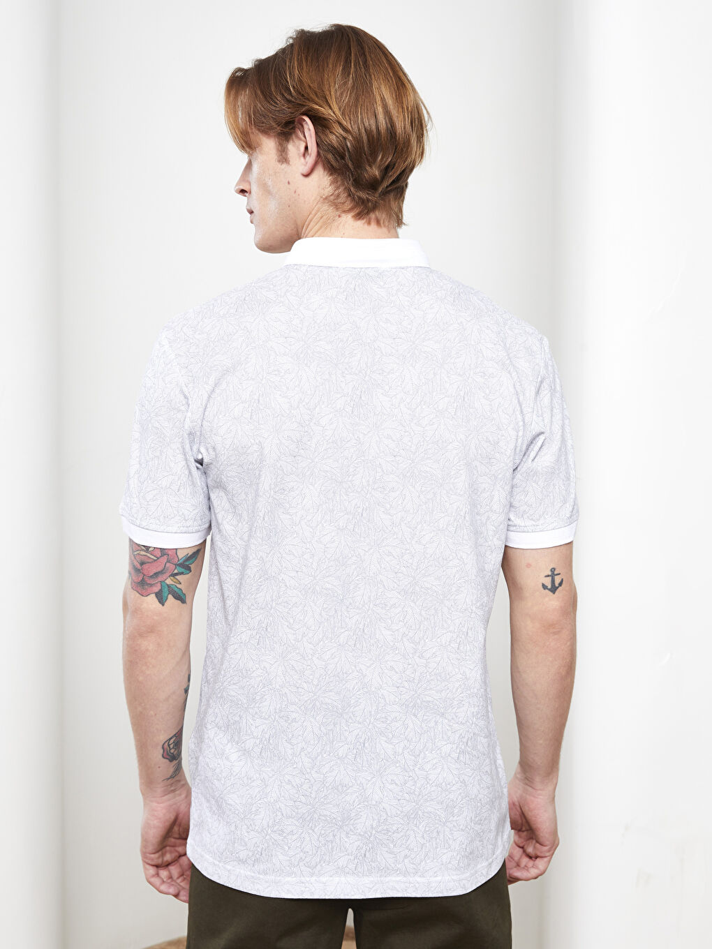 Beyaz Hakim Yaka Kısa Kollu Desenli Erkek Tişört-4