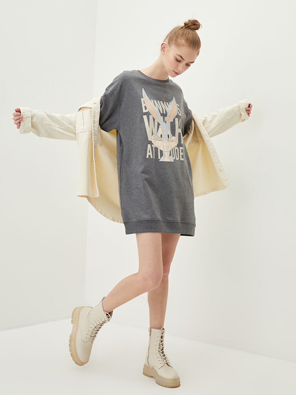 LCW Vision Robe pour Femmes à Manches Longues Imprimée Bugs Bunny à Col Rond -S2DJ61Z8-HGG