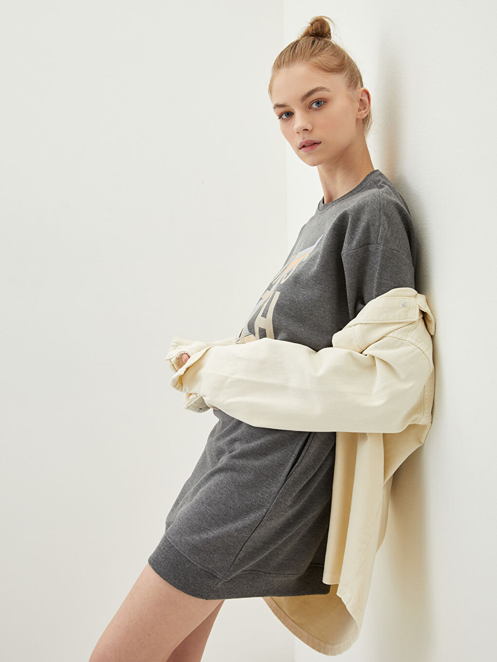 LCW Vision Robe pour Femmes à Manches Longues Imprimée Bugs Bunny à Col Rond -S2DJ61Z8-HGG