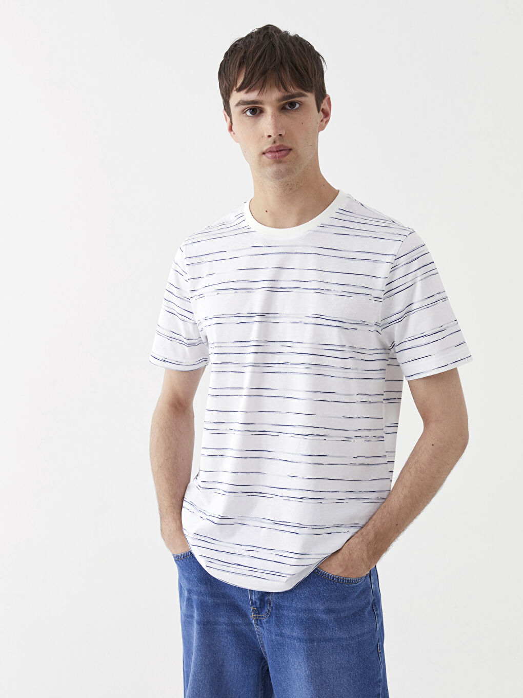 Beyaz Bisiklet Yaka Kısa Kollu Desenli Penye Erkek Tişört-1