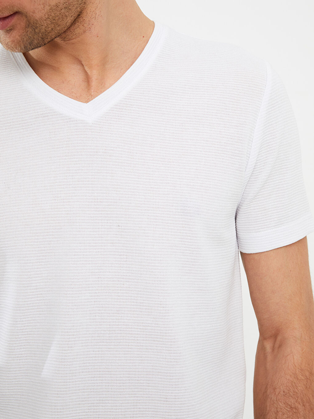 Beyaz V Yaka Kısa Kollu Erkek Tişört-3