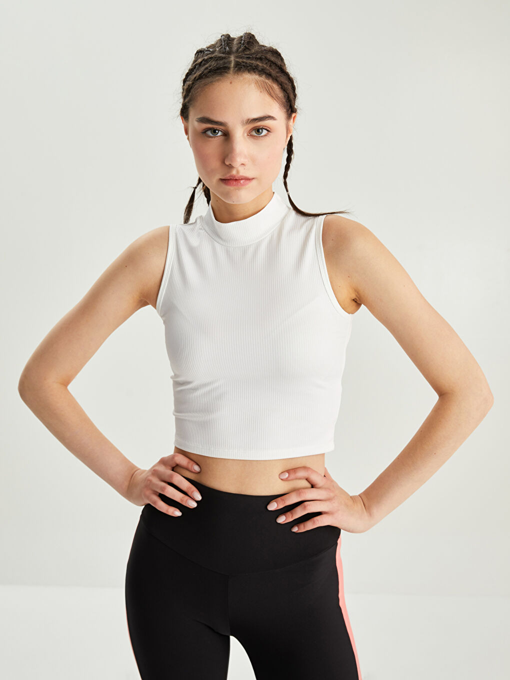 Ekru Dik Yaka Düz Kolsuz Crop Kadın Tişört-1