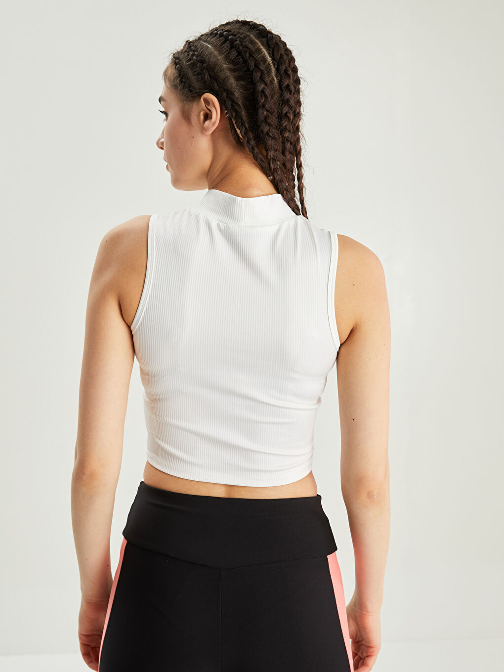 Ekru Dik Yaka Düz Kolsuz Crop Kadın Tişört-4