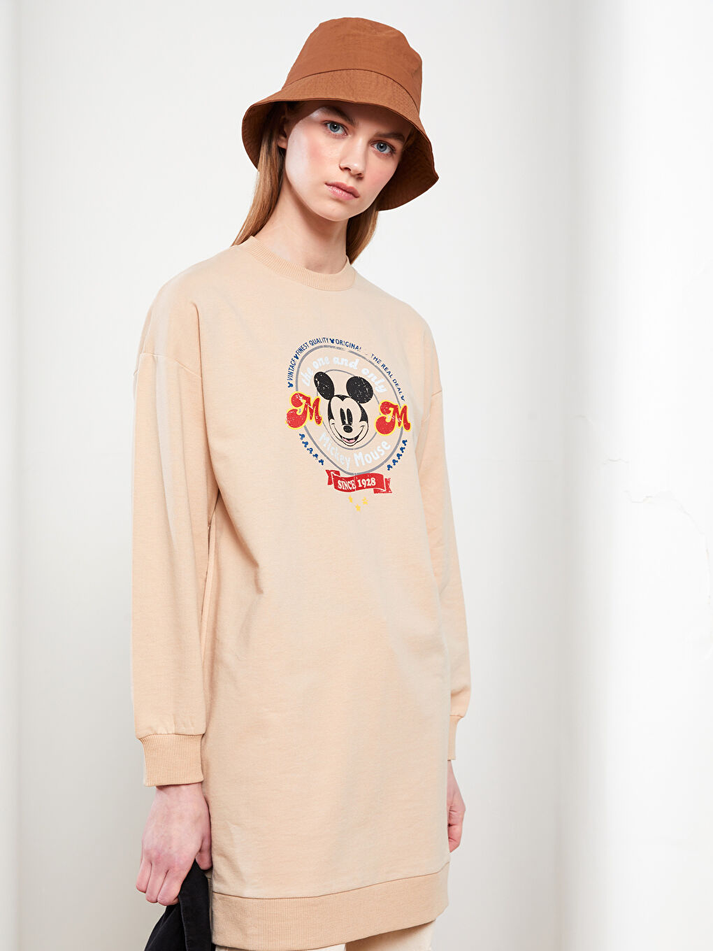 Свитшот-туника с круглым вырезом, принтом Микки Мауса, длинным рукавом, оверсайз для женщин-1