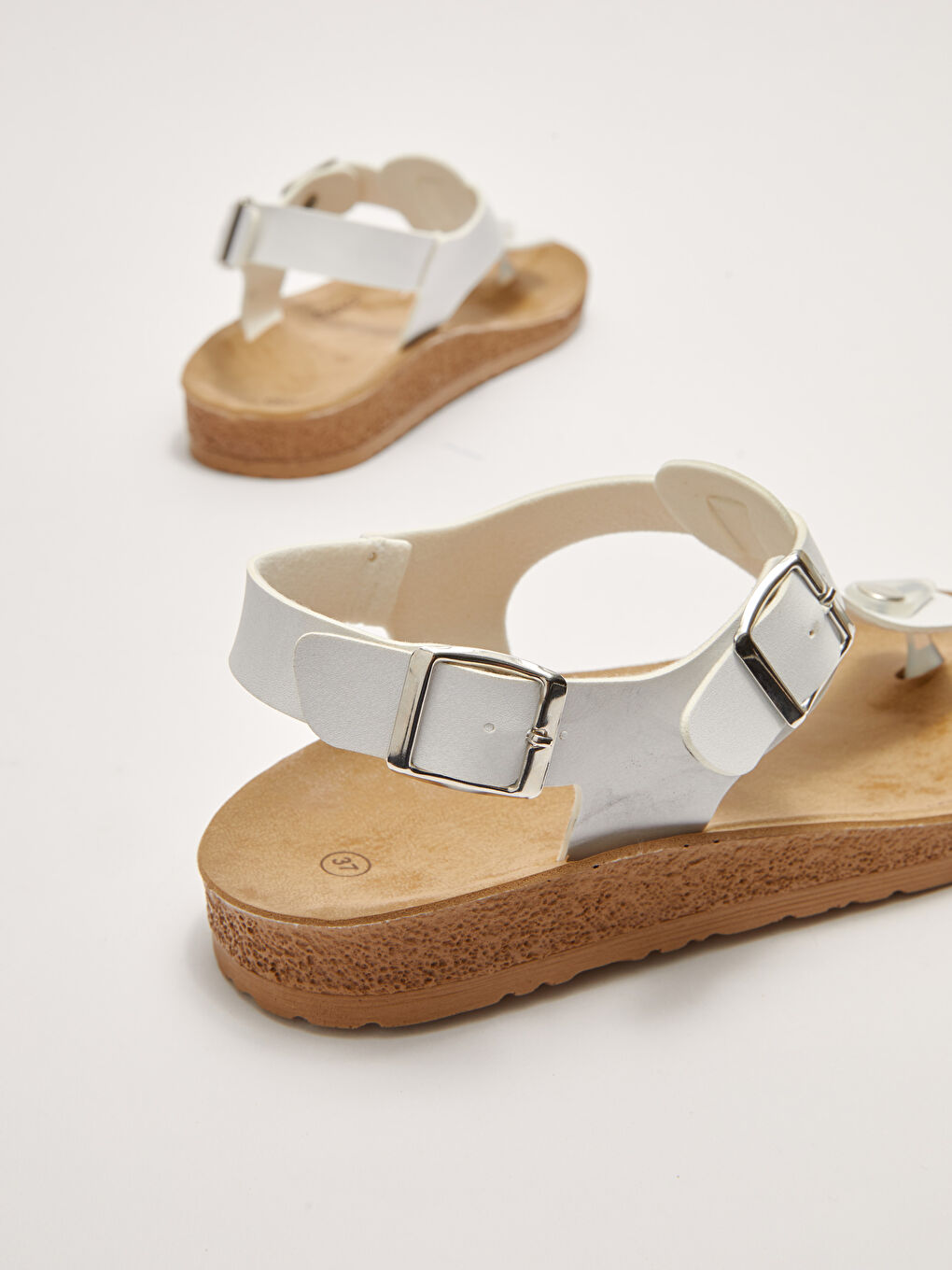 Beyaz Toka Detaylı Parmak Arası Kadın Sandalet-3