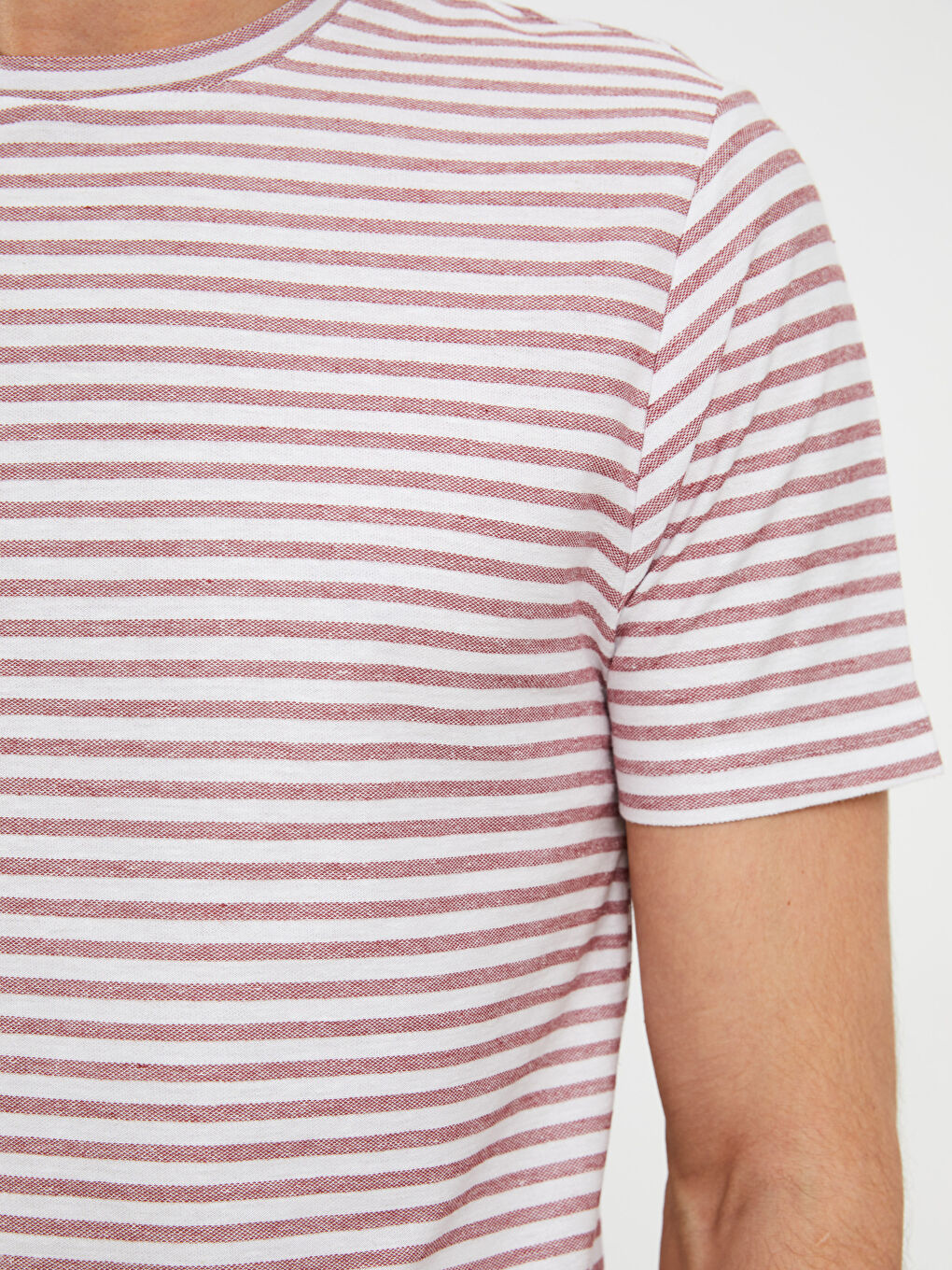 تي شيرت رجالي مخطط بياقة دائرية وكم قصير-3