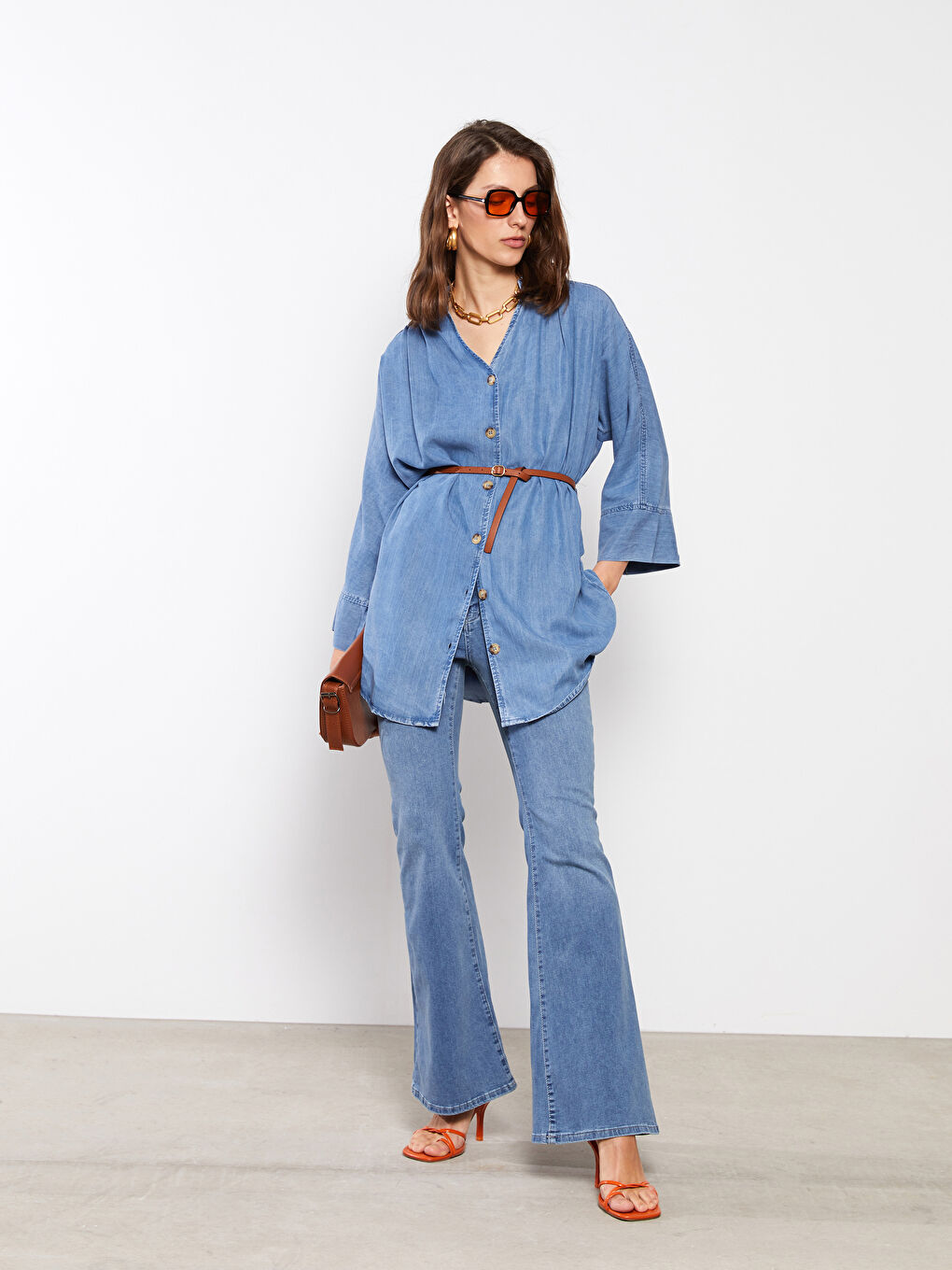 قميص جينز روديو للسيدات بأزرار أمامية وكم طويل مستقيم-1