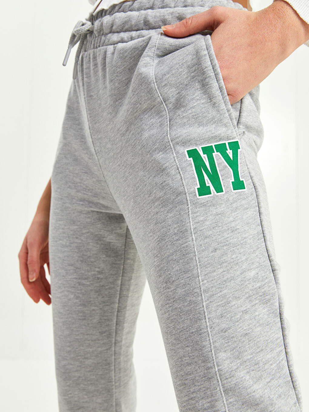 Gri Beli Lastikli Yazı Baskılı Kadın Jogger Eşofman Altı-2