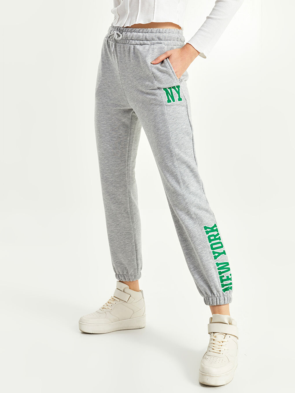 Gri Beli Lastikli Yazı Baskılı Kadın Jogger Eşofman Altı-3