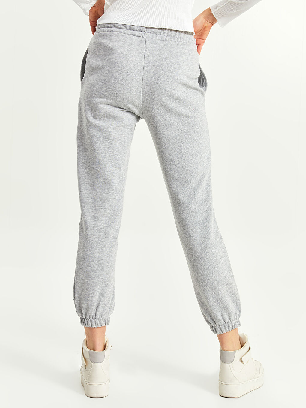 Gri Beli Lastikli Yazı Baskılı Kadın Jogger Eşofman Altı-4