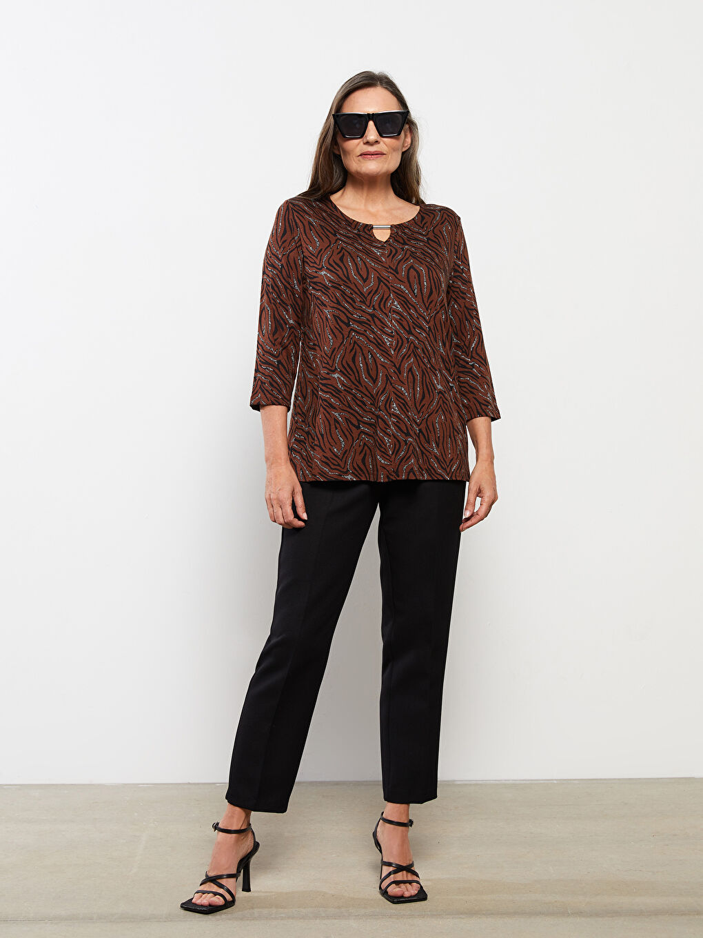 Bej Bisiklet Yaka Desenli Kadın Tişört