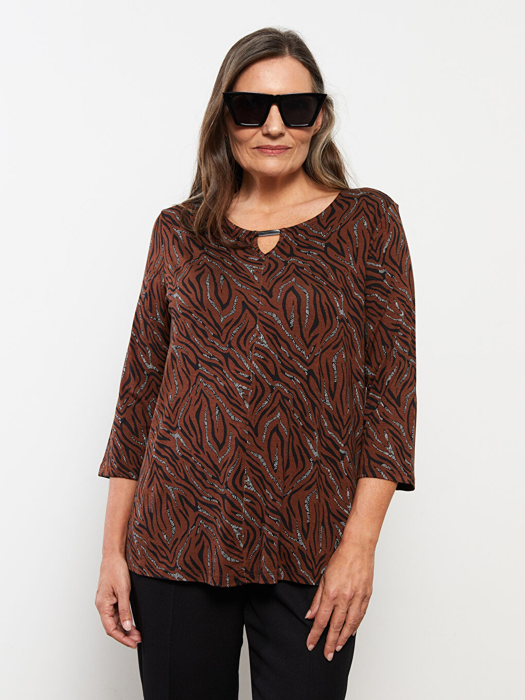 Bej Bisiklet Yaka Desenli Kadın Tişört-1