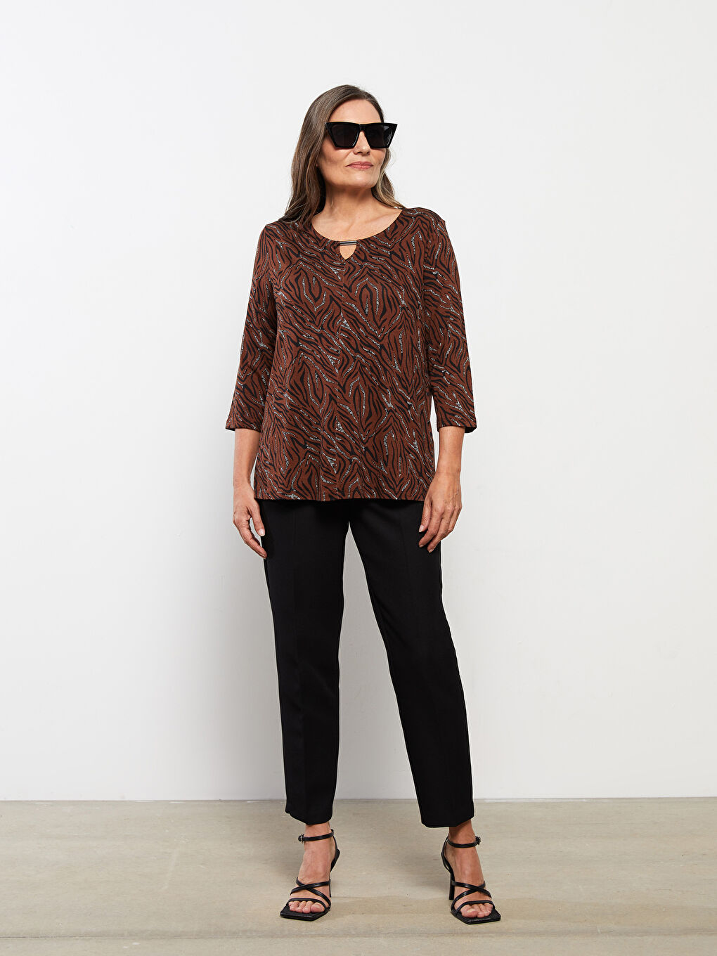 Bej Bisiklet Yaka Desenli Kadın Tişört-2