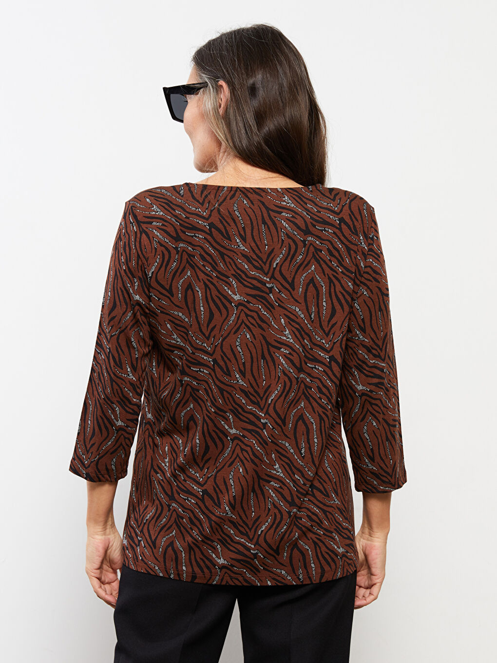 Bej Bisiklet Yaka Desenli Kadın Tişört-4