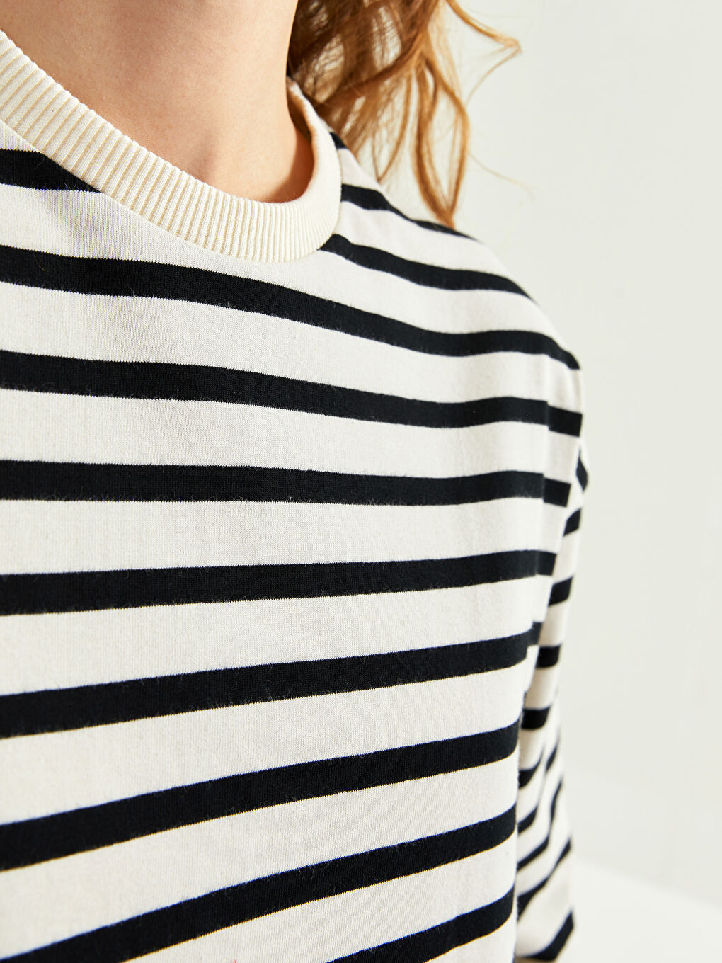 Siyah Bisiklet Yaka Çizgili Uzun Kollu Kadın Sweatshirt-2