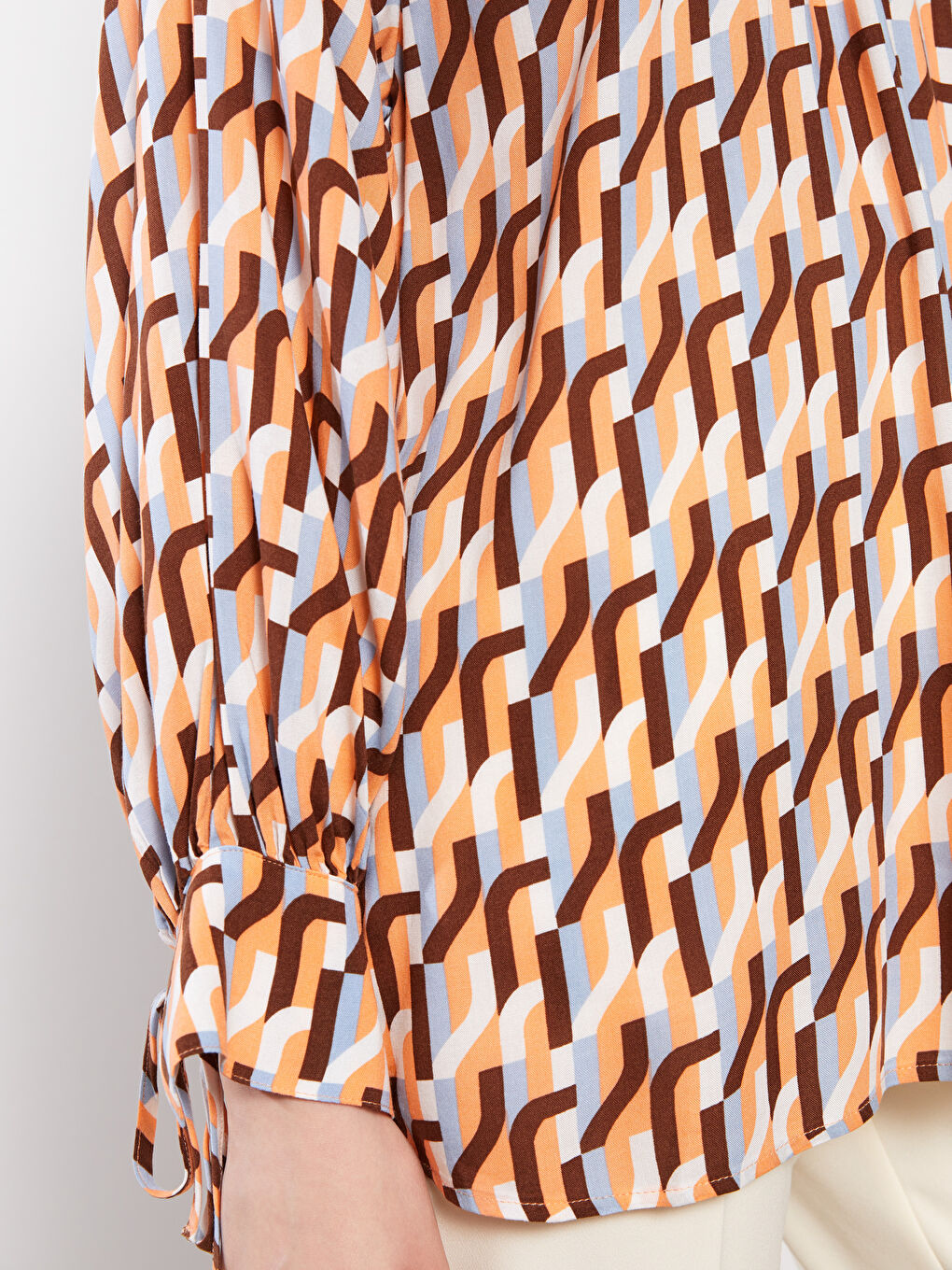 LCWAIKIKI Classic Bluse aus Viskose mit hohem Kragen, bedruckt und langärmelig für Damen -S2DQ66Z8-F9C