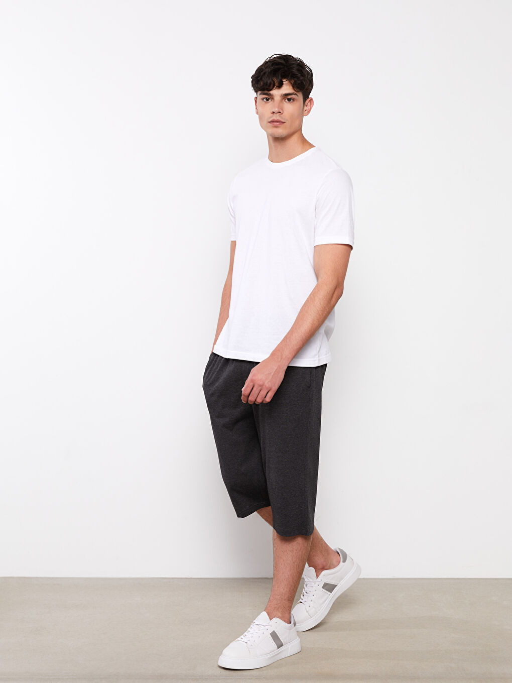 Antrasit Standart Kalıp Beli Lastikli Erkek Şort-1