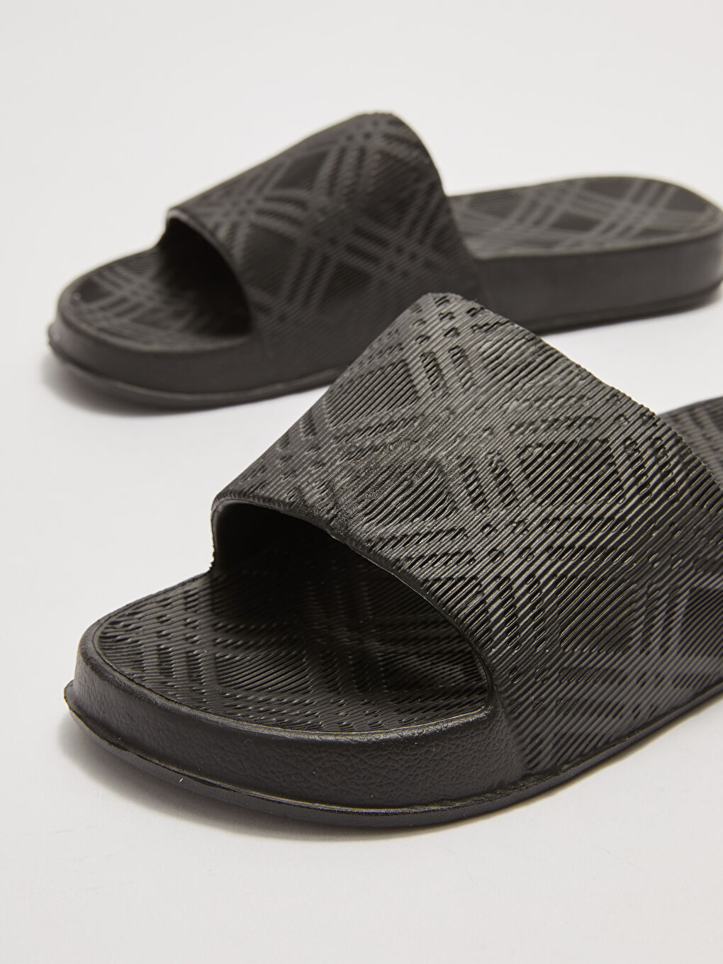 Siyah Baskılı Tek Bantlı Erkek Terlik-2