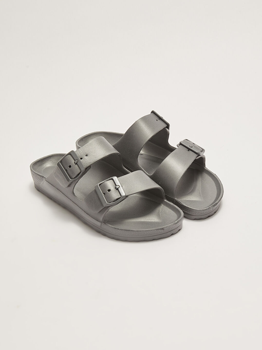 سليبر رجالي بتفاصيل إبزيم مزدوج