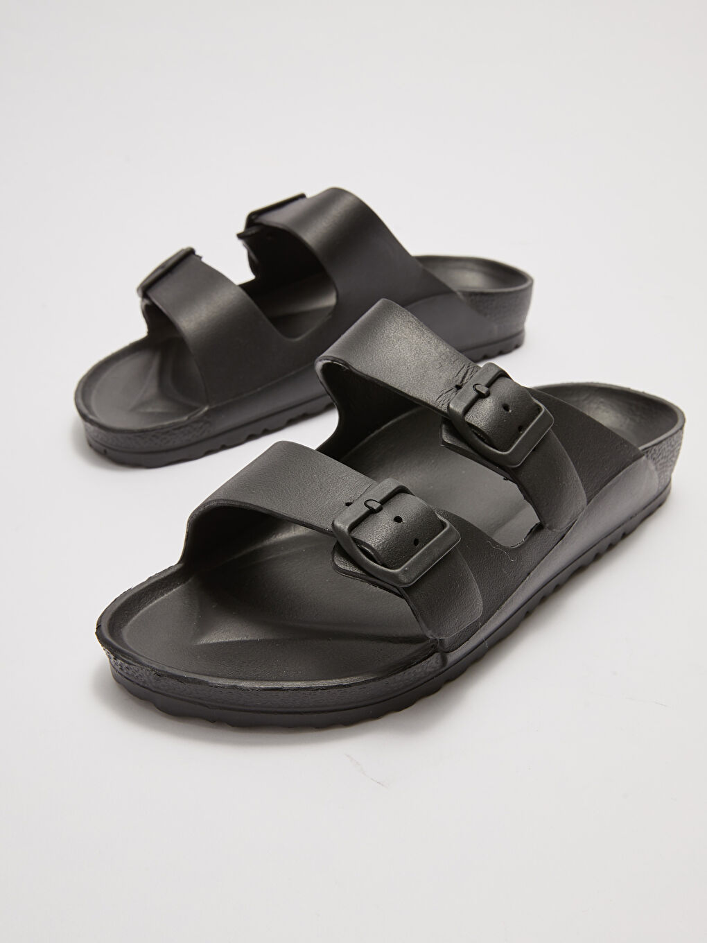 Siyah Çift Bantlı Toka Detaylı Erkek Terlik-2