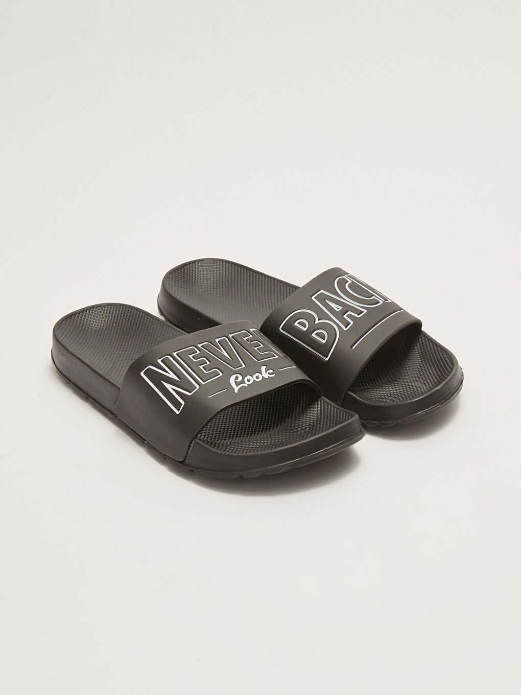 Siyah Tek Bantlı Yazı Baskılı Erkek Terlik