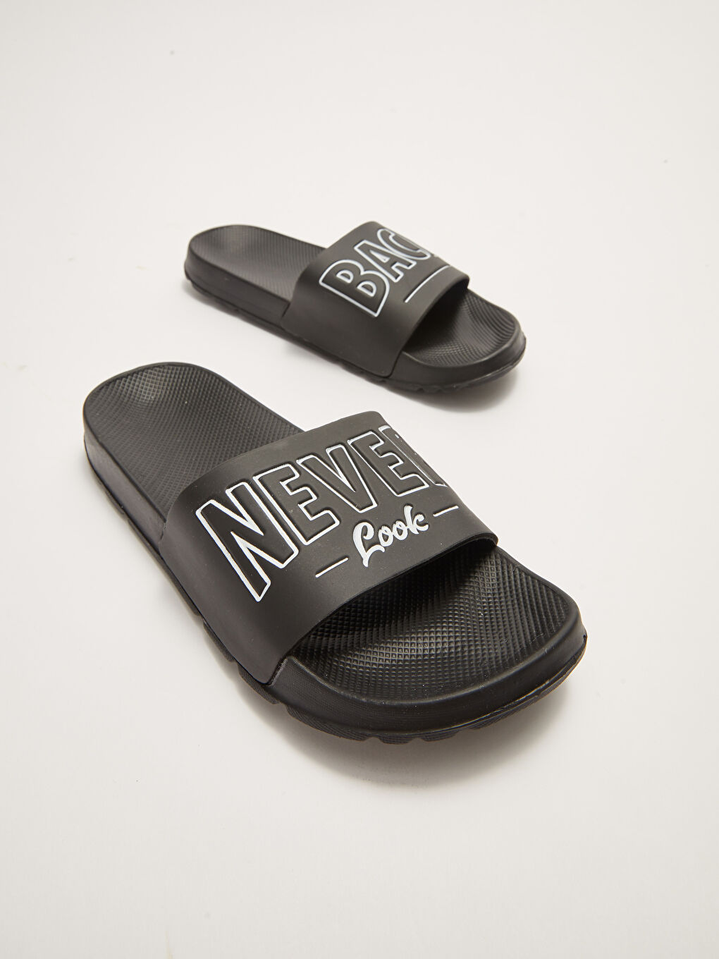 Siyah Tek Bantlı Yazı Baskılı Erkek Terlik-2