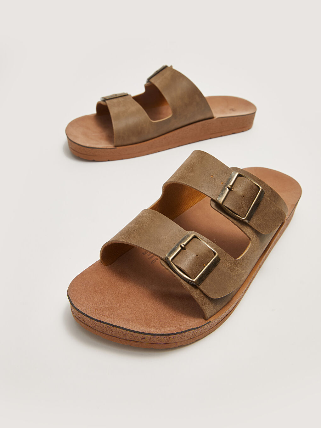 Kahverengi Çift Bantlı Toka Detaylı Erkek Terlik-2