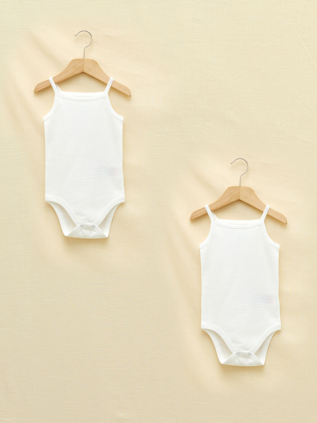 بدلة جسم بنات رضع ياقة مربعة بِحَمّالات سادة بزر ضغط - مجموعتين