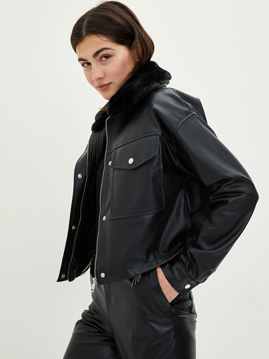 Siyah Gömlek Yaka Düz Uzun Kollu Deri Görünümlü Kadın Mont