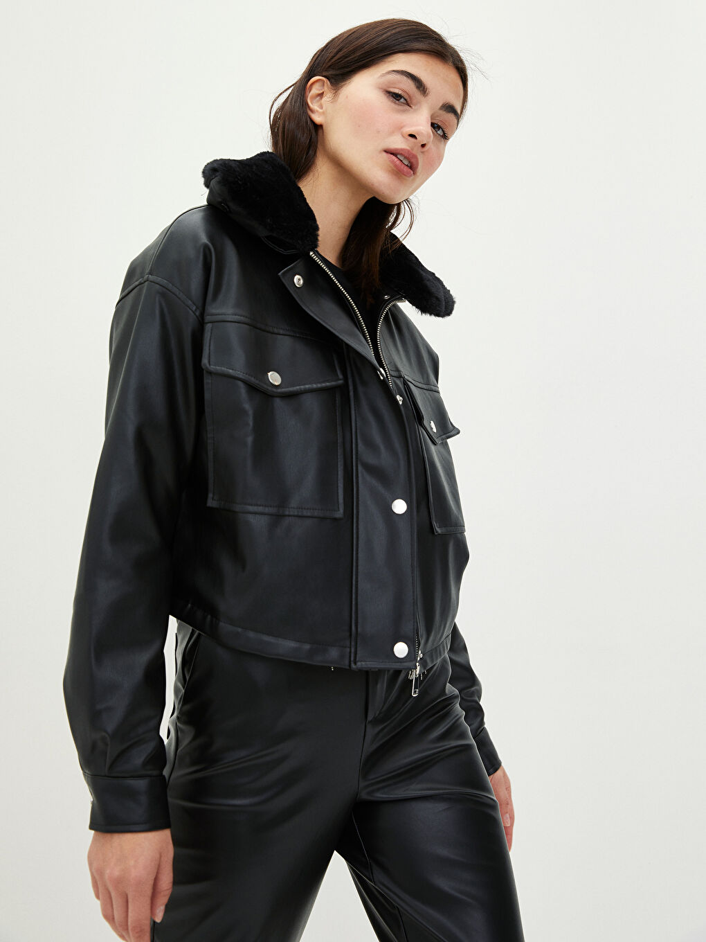 Siyah Gömlek Yaka Düz Uzun Kollu Deri Görünümlü Kadın Mont-1