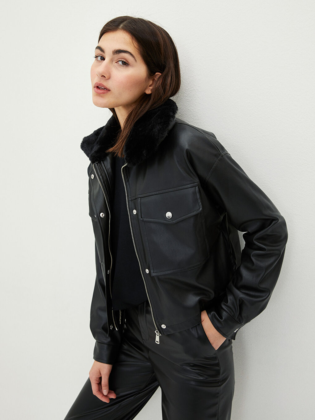 Siyah Gömlek Yaka Düz Uzun Kollu Deri Görünümlü Kadın Mont-2