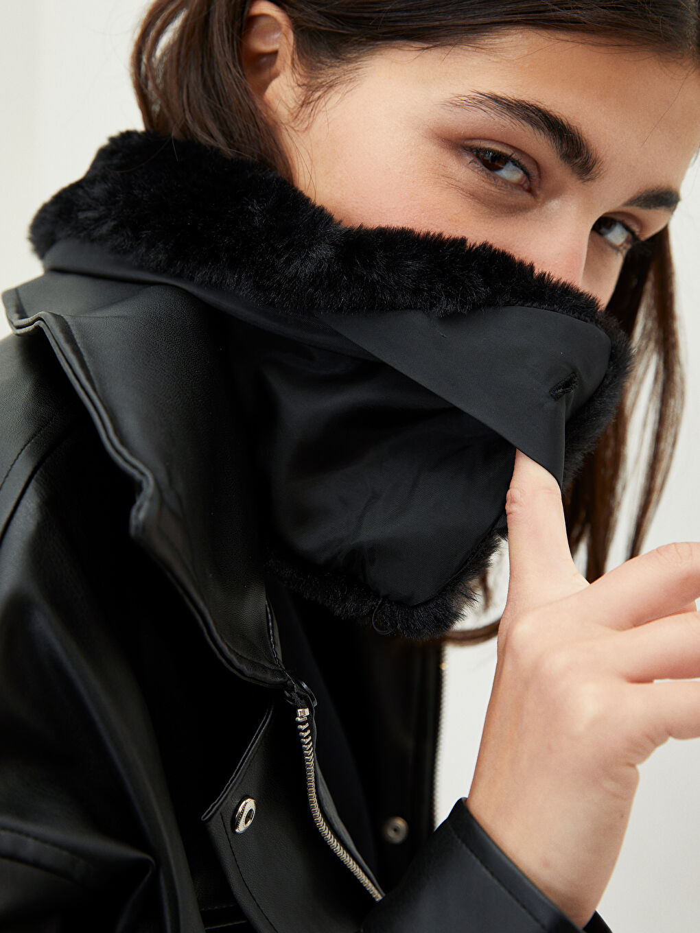 Siyah Gömlek Yaka Düz Uzun Kollu Deri Görünümlü Kadın Mont-5