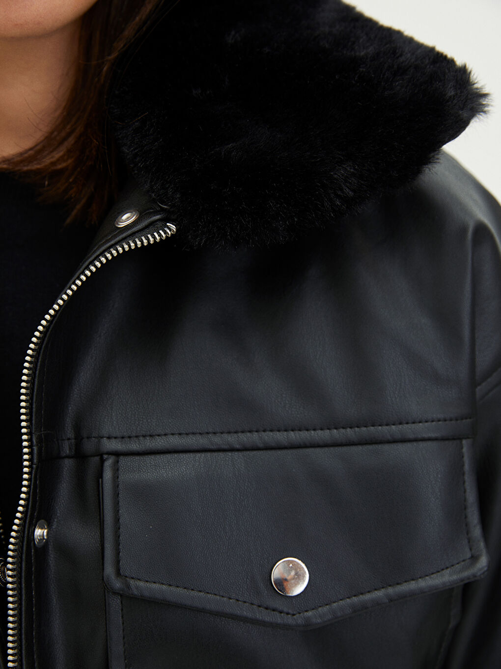 Siyah Gömlek Yaka Düz Uzun Kollu Deri Görünümlü Kadın Mont-6