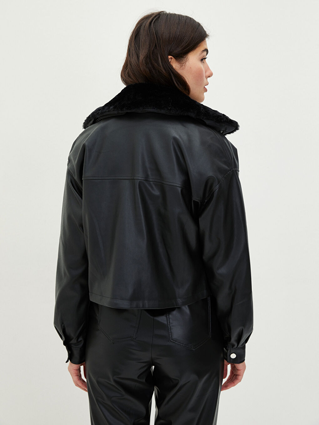 Siyah Gömlek Yaka Düz Uzun Kollu Deri Görünümlü Kadın Mont-7