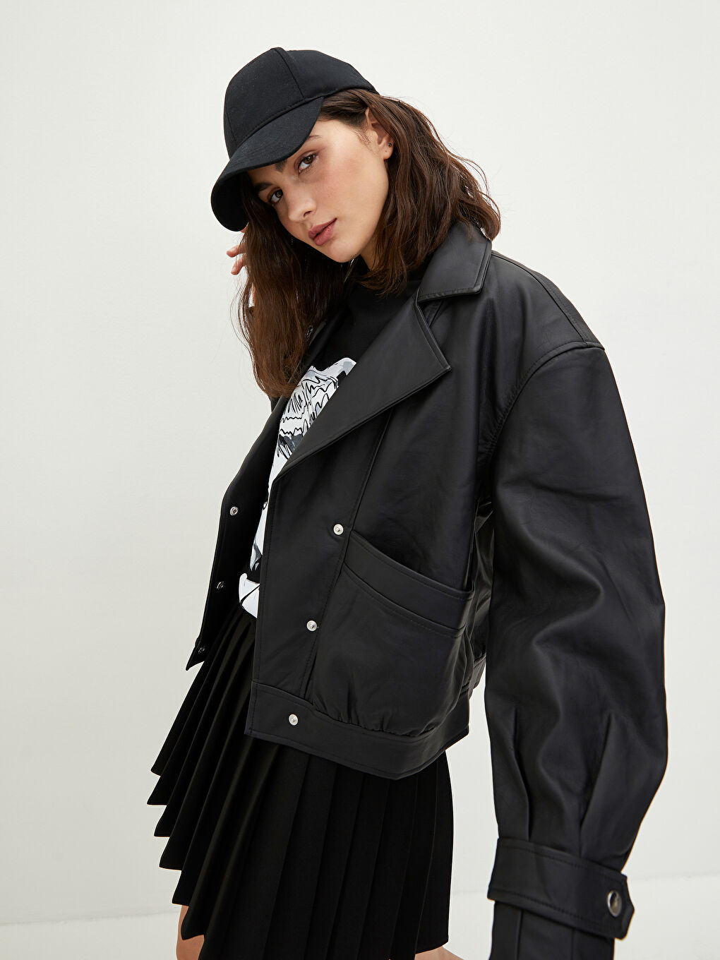 Siyah Ceket Yaka Kadın Deri Görünümlü Mont