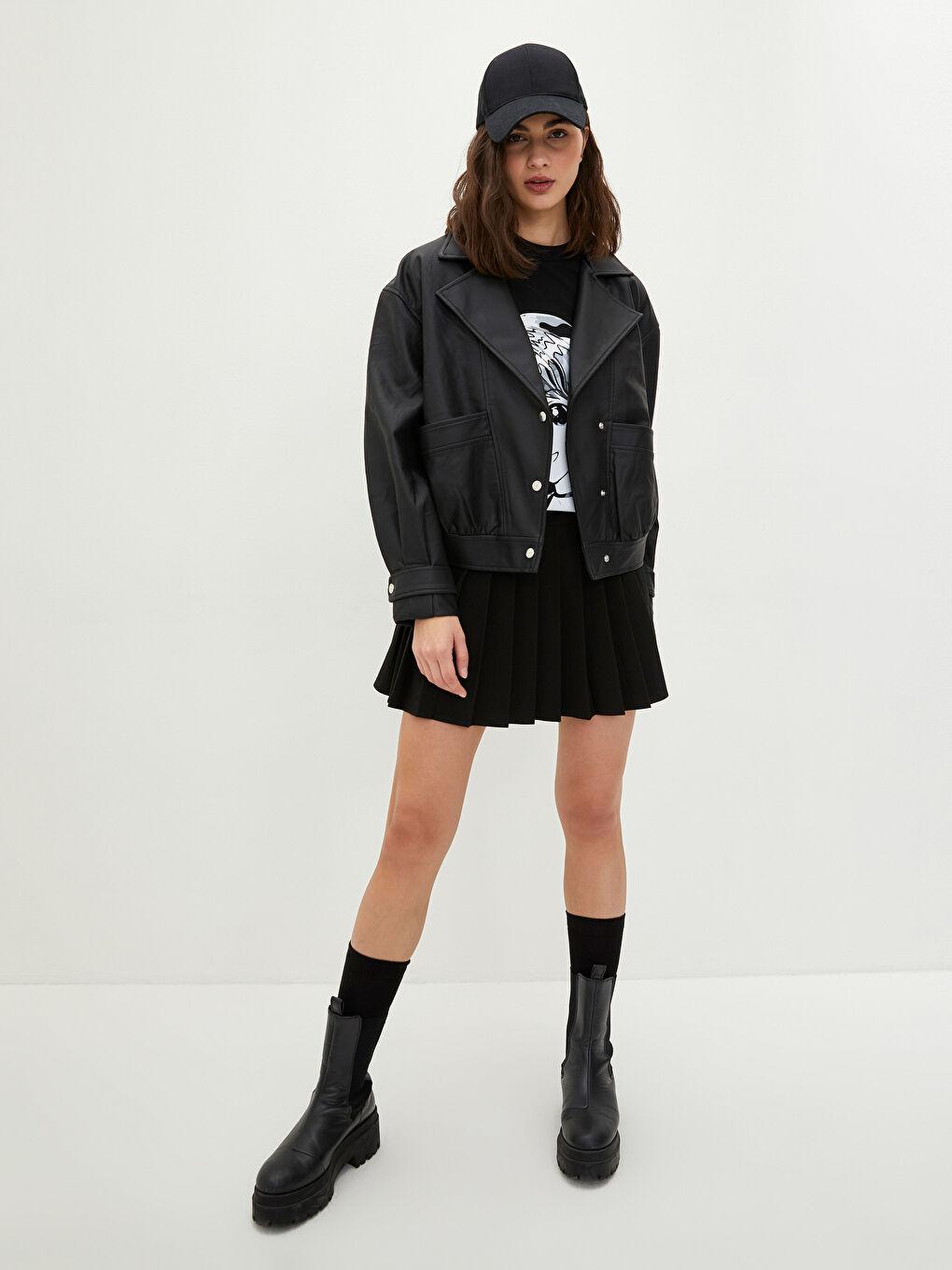 Siyah Ceket Yaka Kadın Deri Görünümlü Mont-1