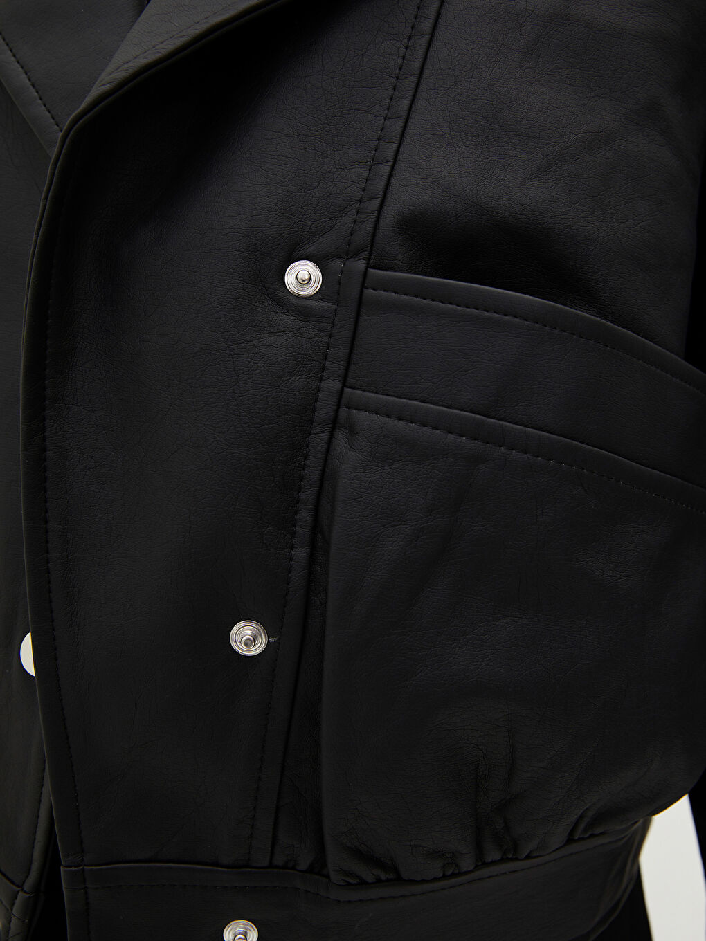 Siyah Ceket Yaka Kadın Deri Görünümlü Mont-2