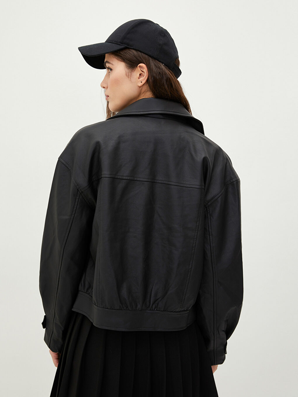 Siyah Ceket Yaka Kadın Deri Görünümlü Mont-3