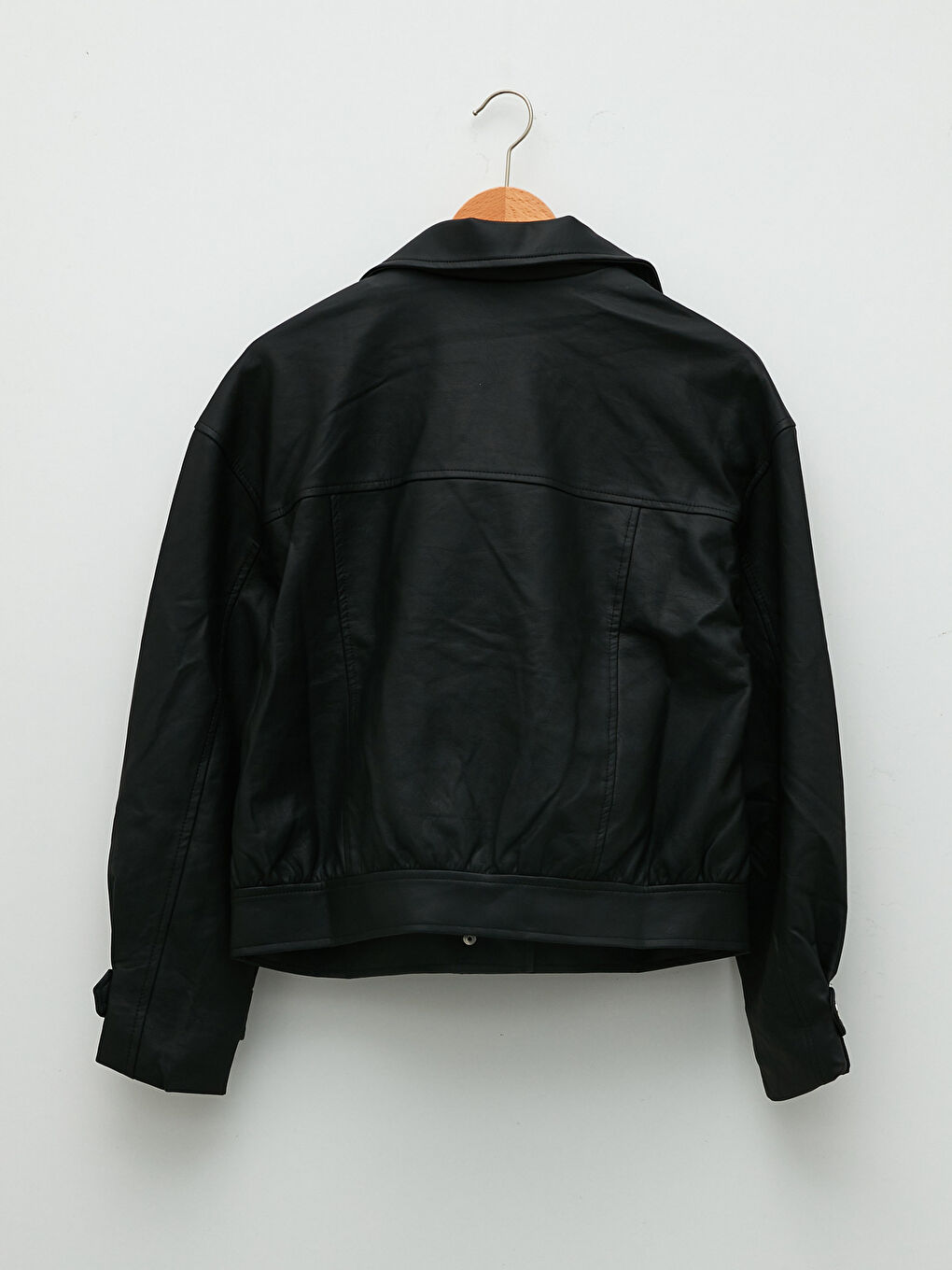 Siyah Ceket Yaka Kadın Deri Görünümlü Mont-5