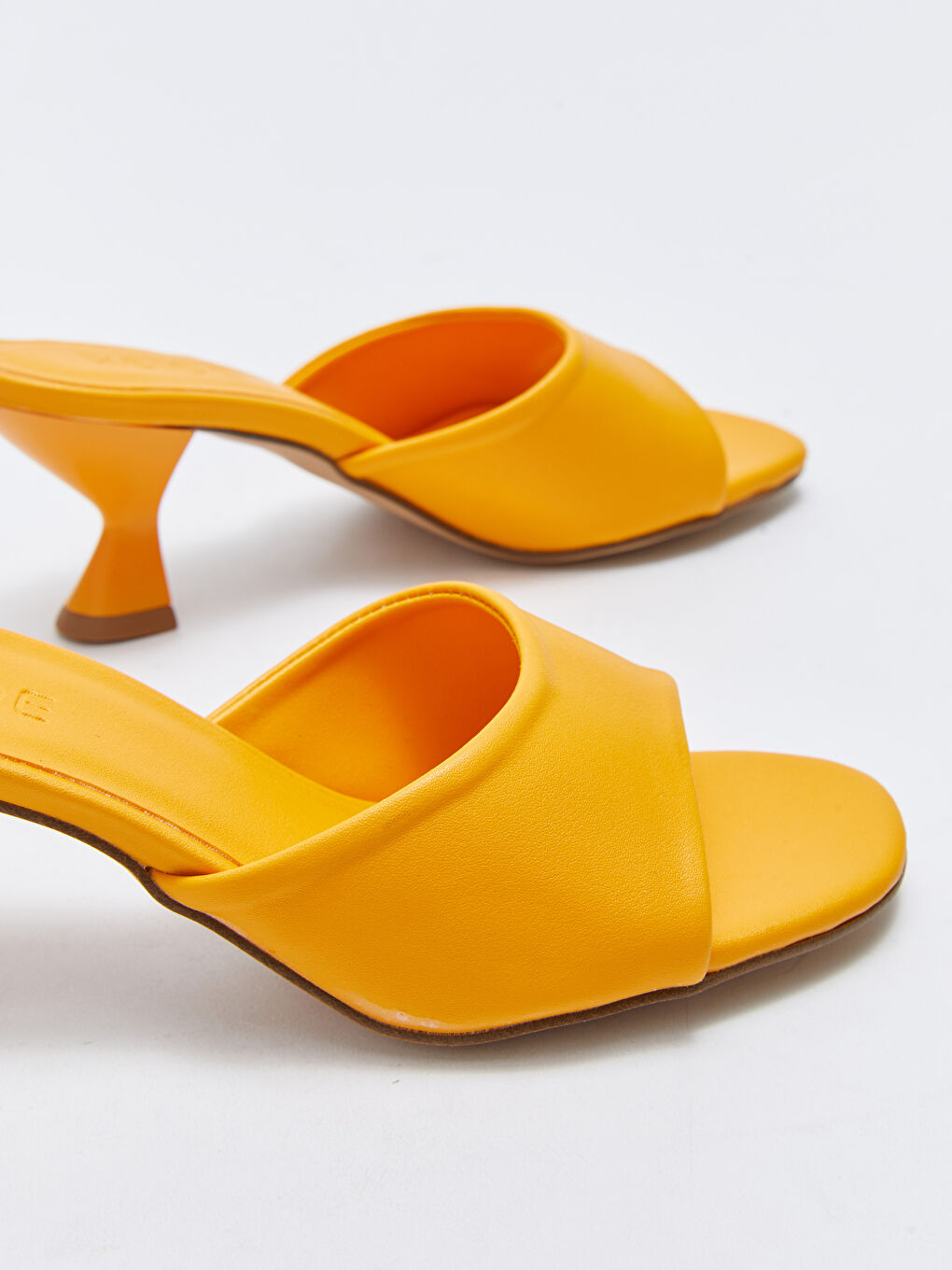Turuncu Deri Görünümlü Tek Bantlı Topuklu Kadın Terlik-5