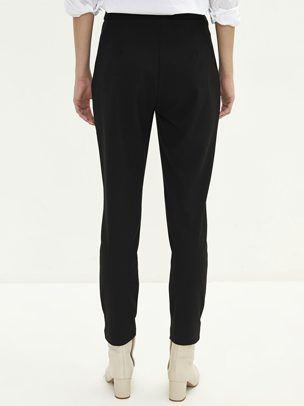 Тънък Модел Дамски Панталон с Прави Крачоли и Детайлни Джобове-3